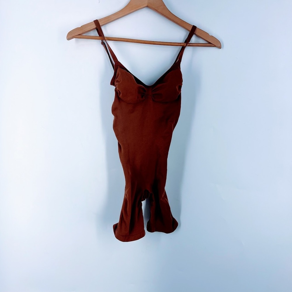 Skims Seamless Sculpt Mid Thigh Bodysuit Brown Size M Ruched Bust Shapewear